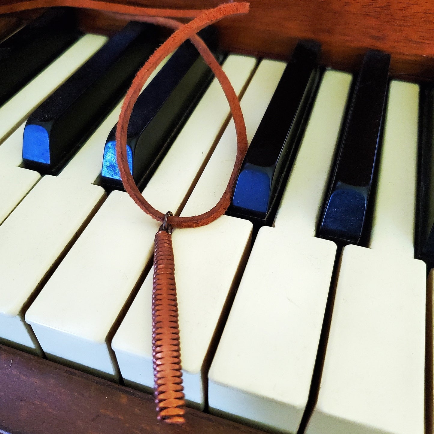 Collier unisexe en suède et corde de piano martelée en cuivre