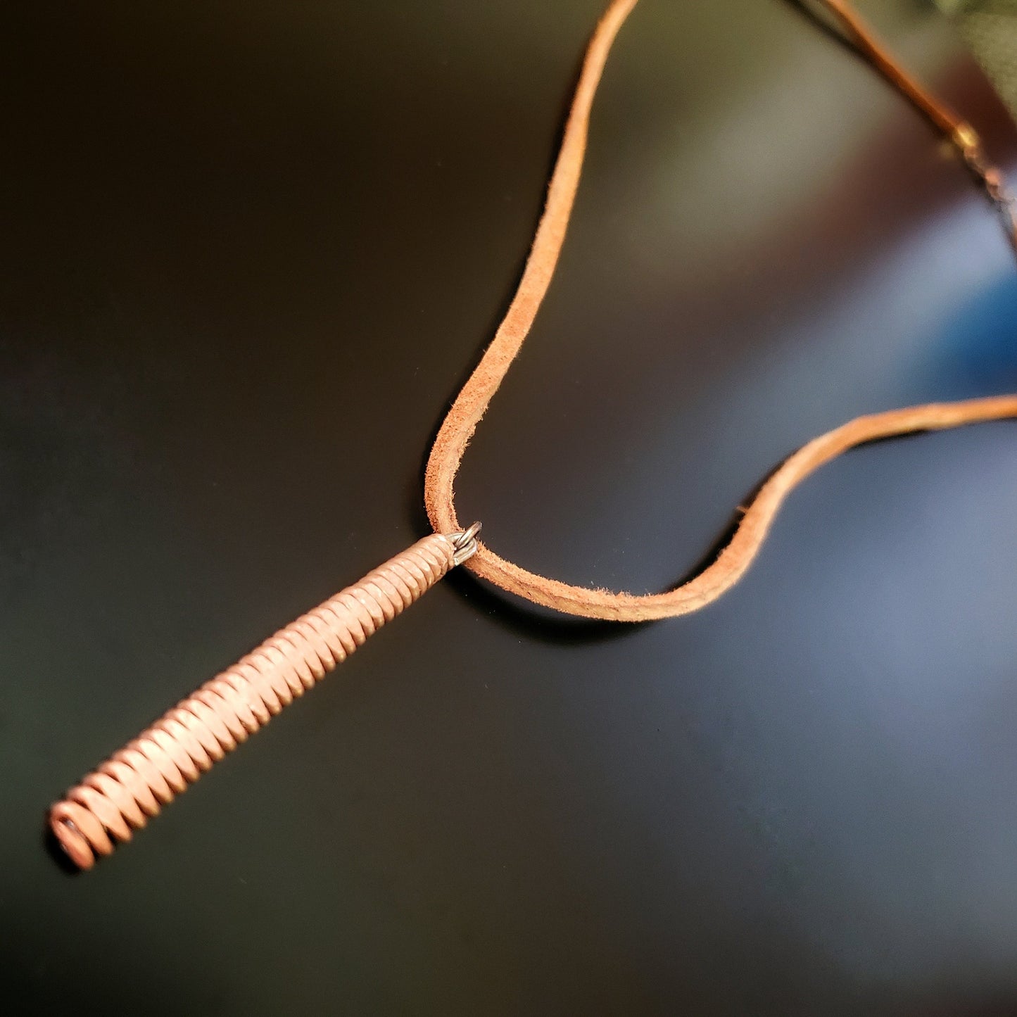 Collier unisexe en suède et corde de piano martelée en cuivre