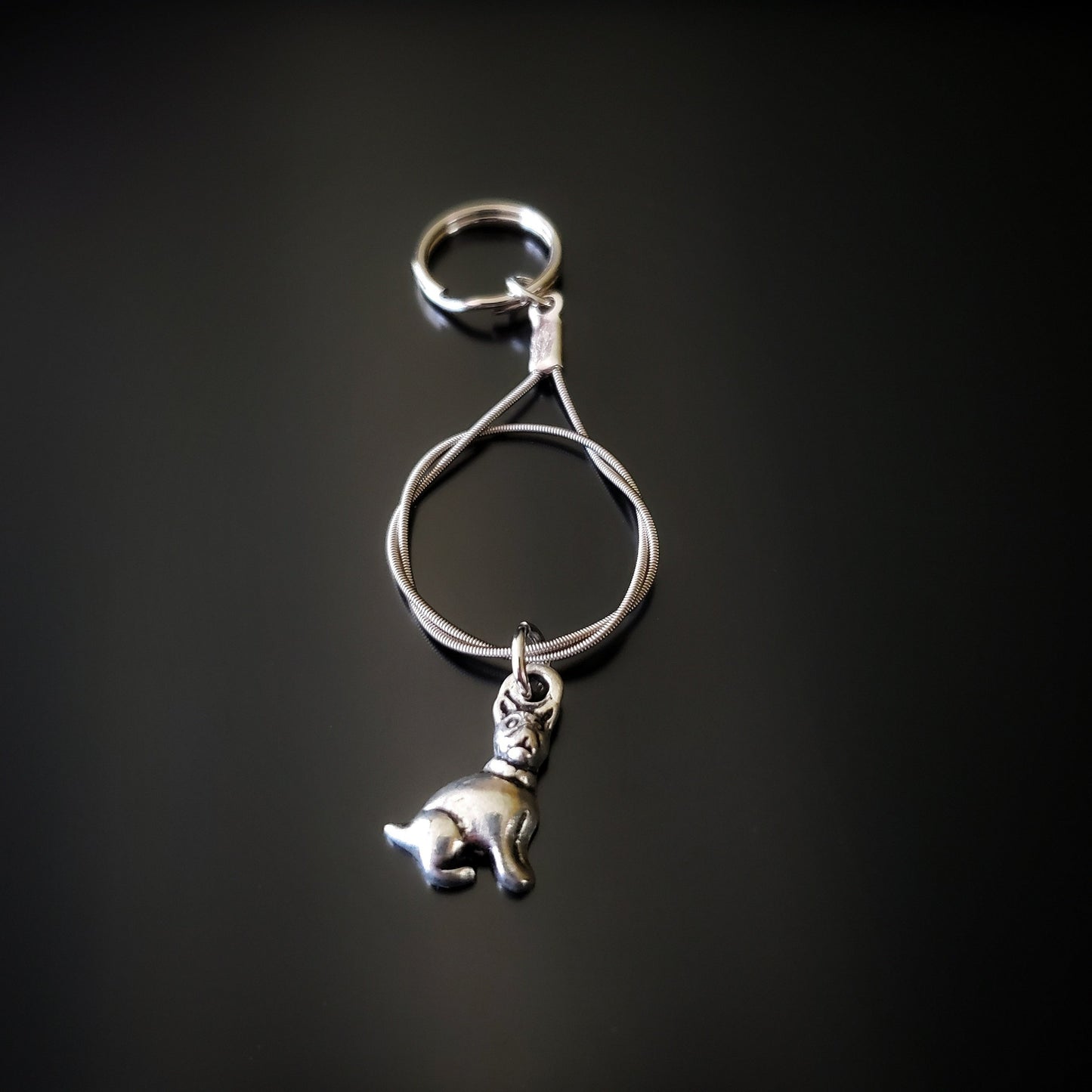 Porte-clé chien en corde de guitare.