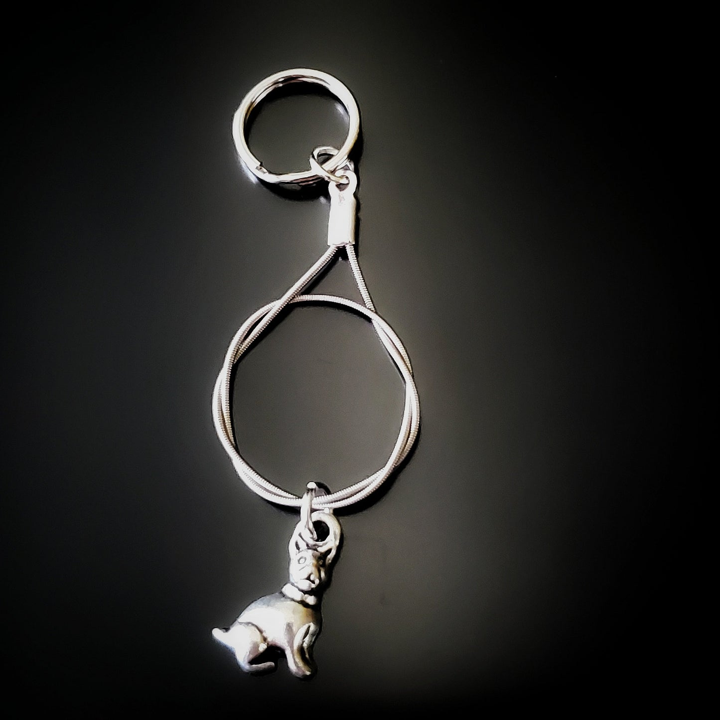 Porte-clé chien en corde de guitare.
