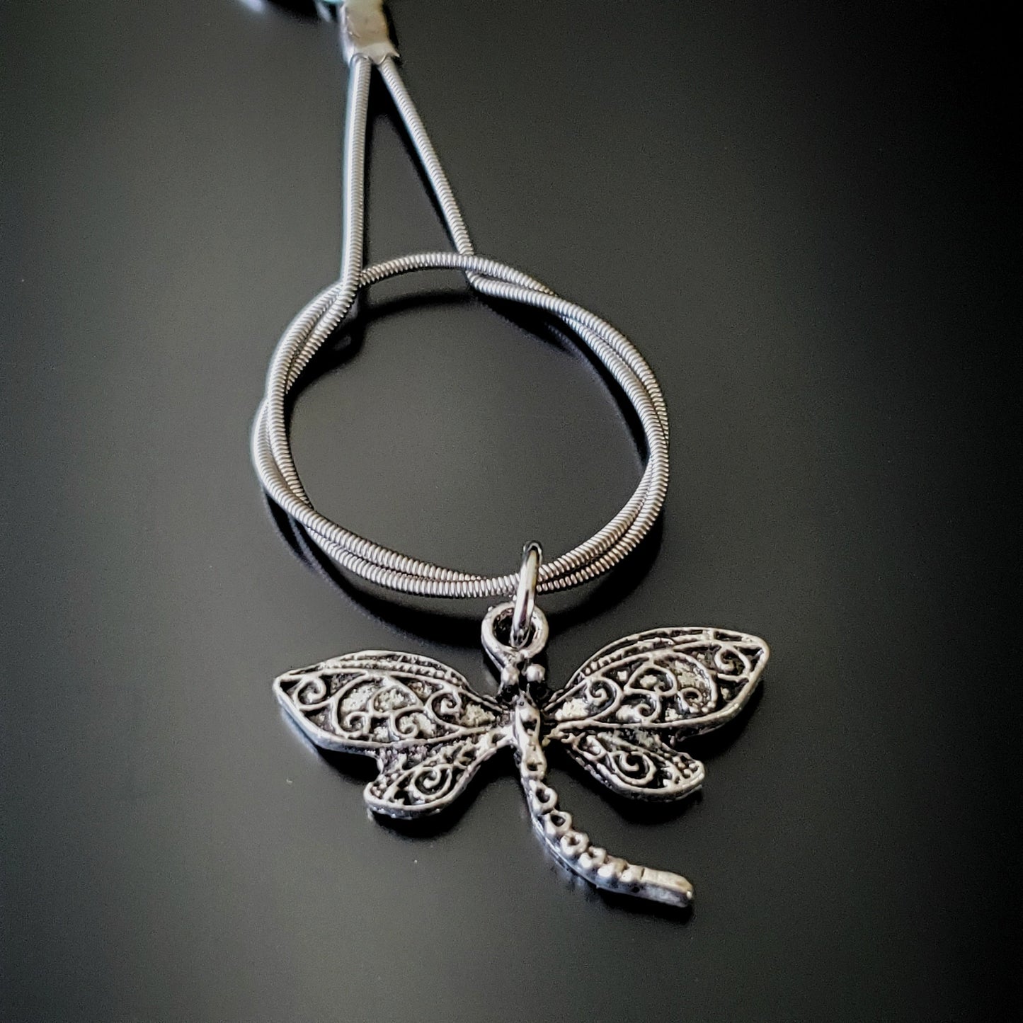 Porte-clé libellule en corde de guitare.