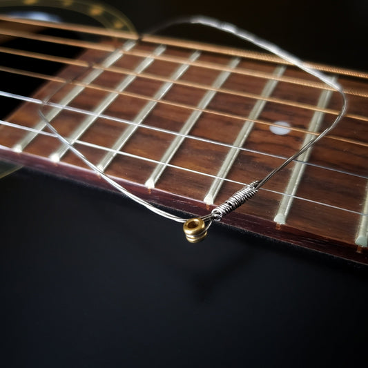 Bracelet carré en cordes de guitare