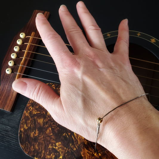 Bracelet carré en cordes de guitare
