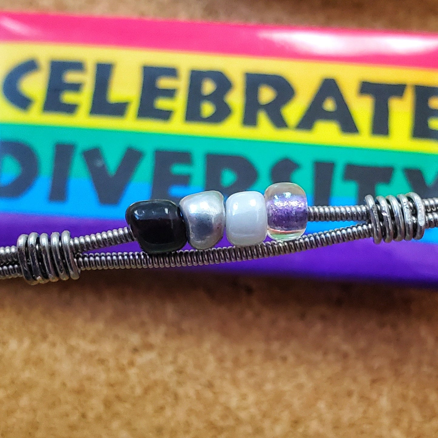 Bracelet de fierté asexuelle en corde de guitare
