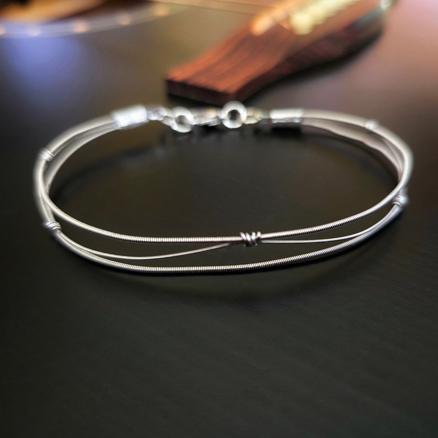 Bracelet unisexe en cordes de guitare surcyclés en forme de vague