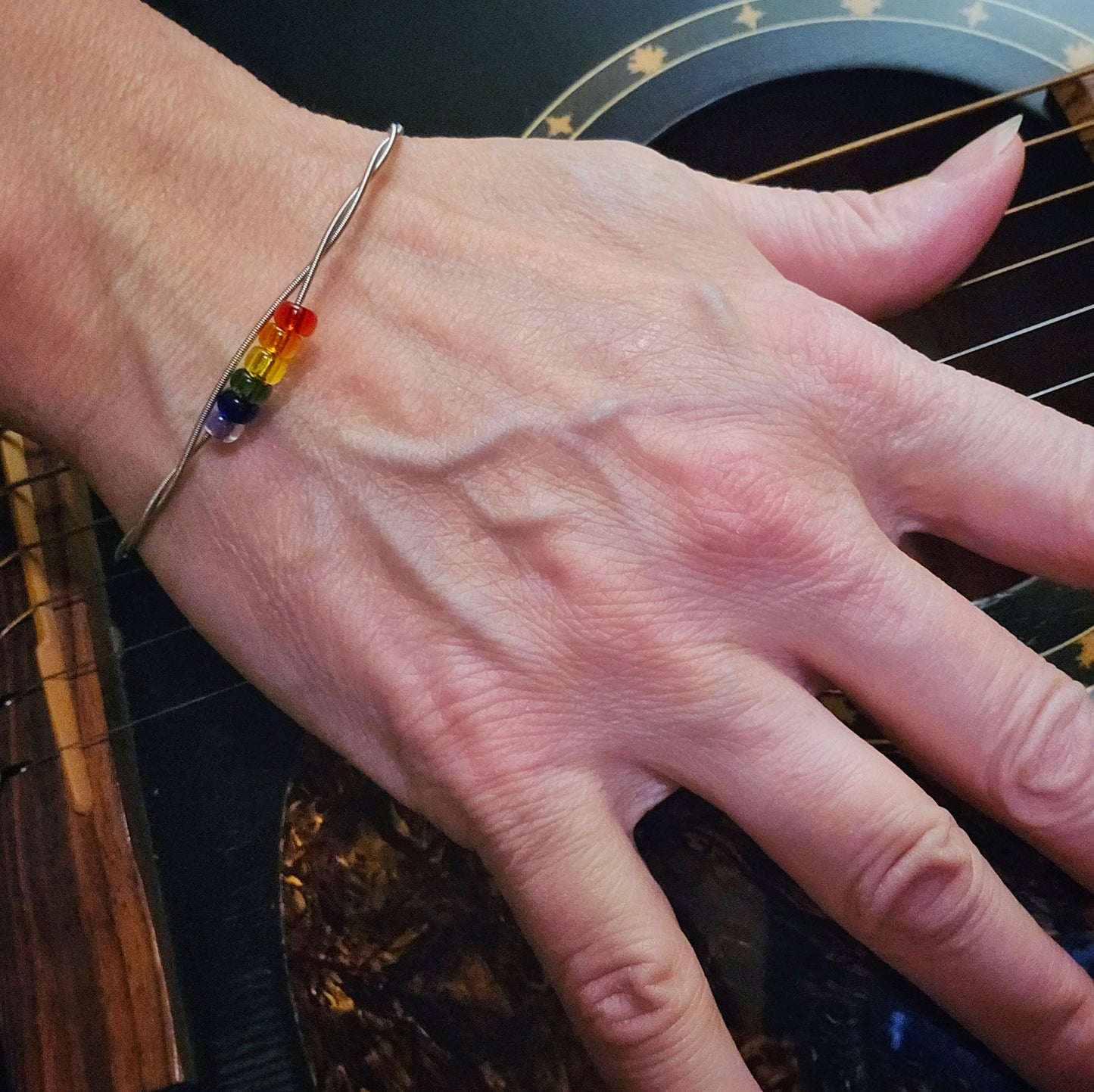 Bracelet style bangle LGBTQ en corde de guitare