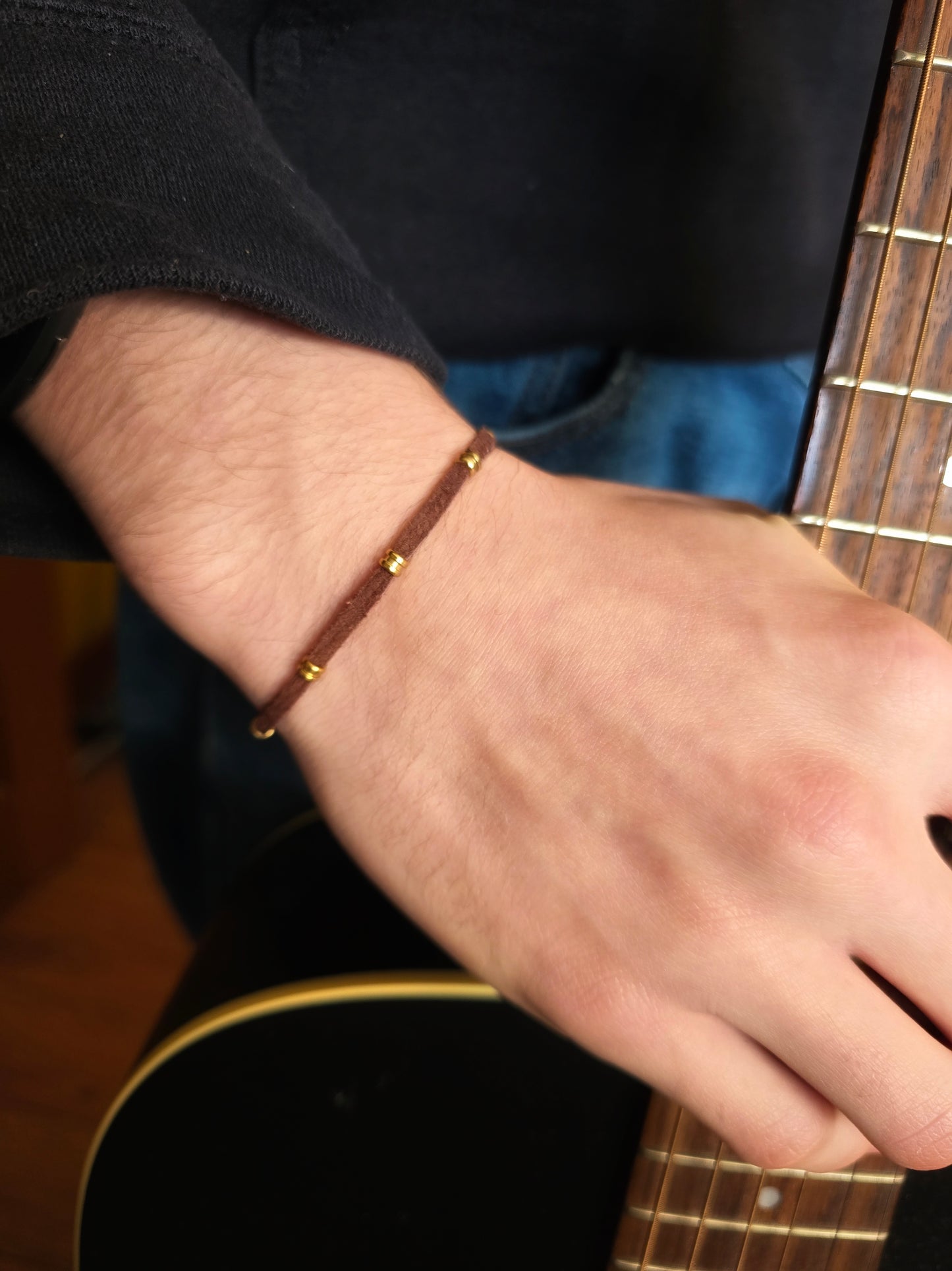 Bracelet en suède (ou alternative au suede) ajustable avec bout de cordes de guitare