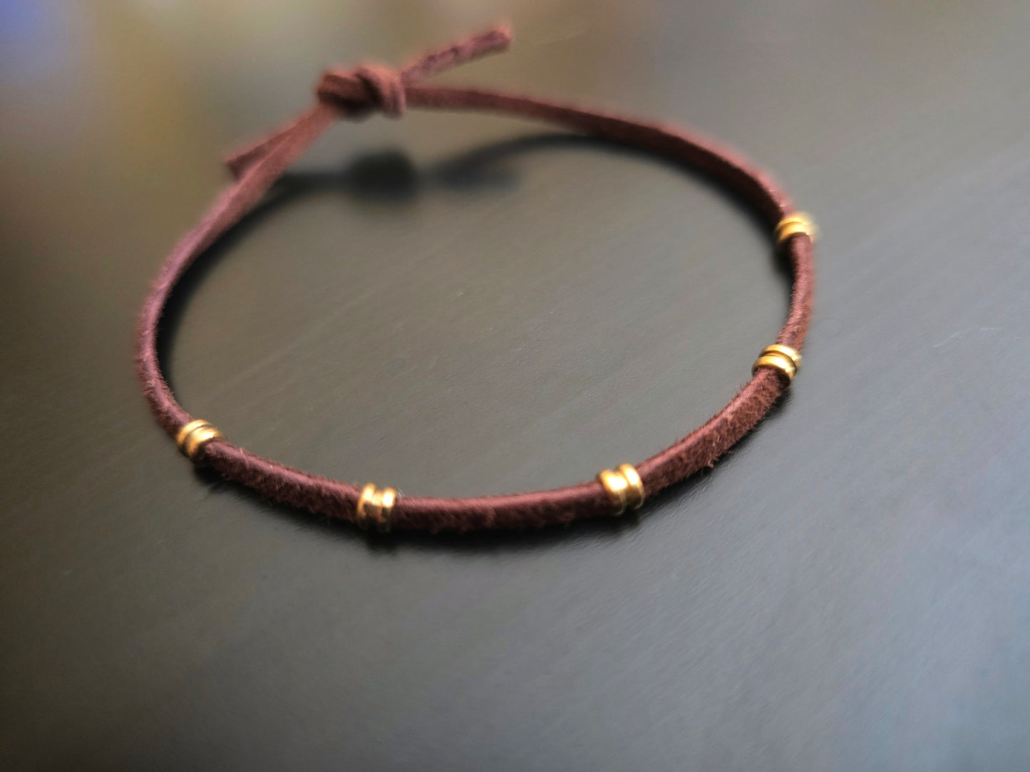 Bracelet en suède (ou alternative au suede) ajustable avec bout de cordes de guitare