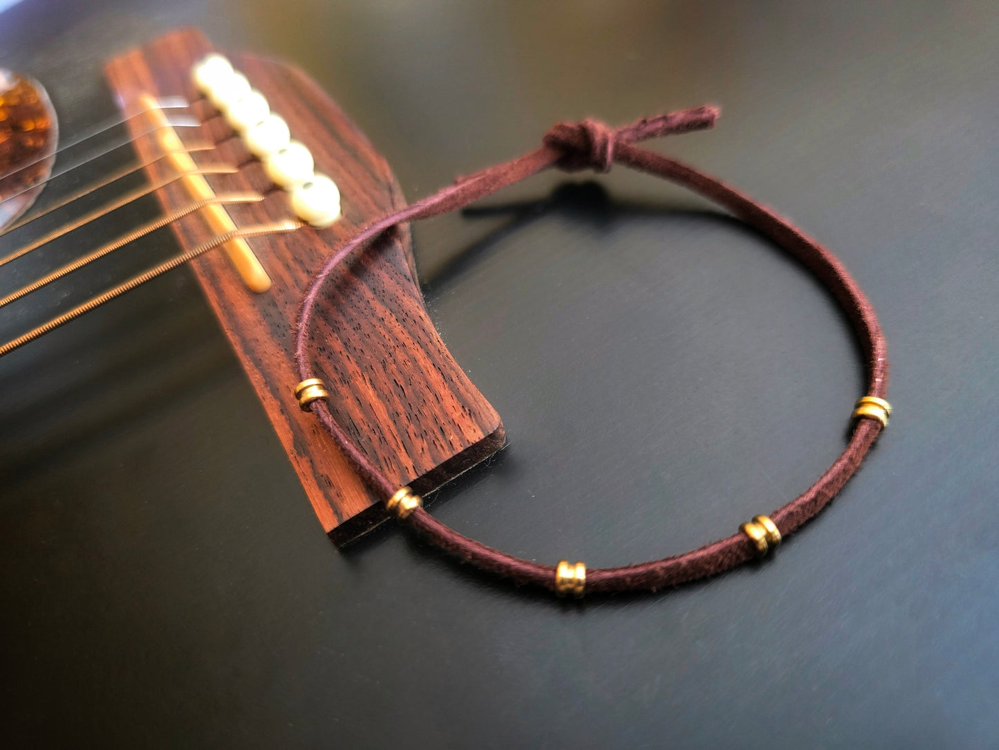 Bracelet en suède (ou alternative au suede) ajustable avec bout de cordes de guitare