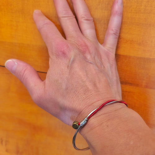Bracelet style bangle en cordes de violoncelle