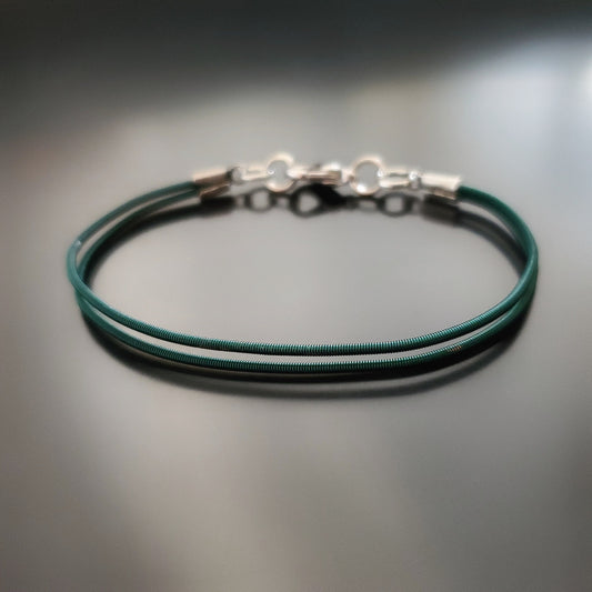 Bracelet avec fermoir en corde de harpe verte