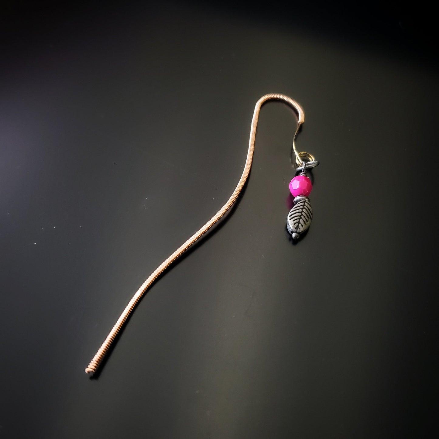 Signet style crochet en corde de guitare avec charme feuille et bille rose.