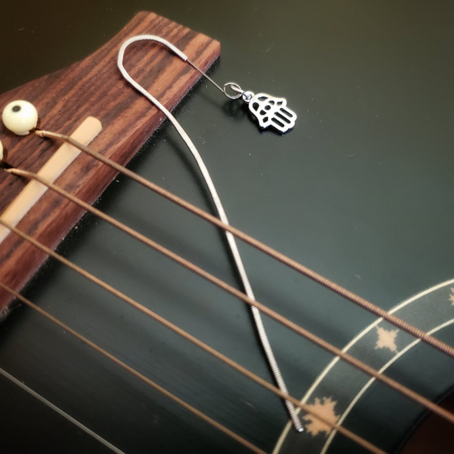 Signet style crochet en corde de guitare avec charme hamsa
