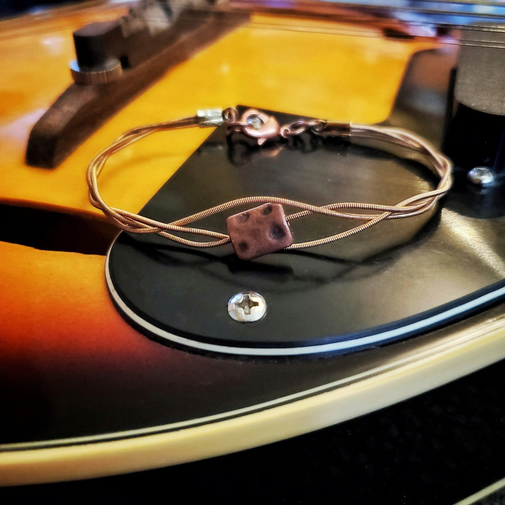 Bracelet de style fermoir tressé en cordes de mandoline avec perle carrée