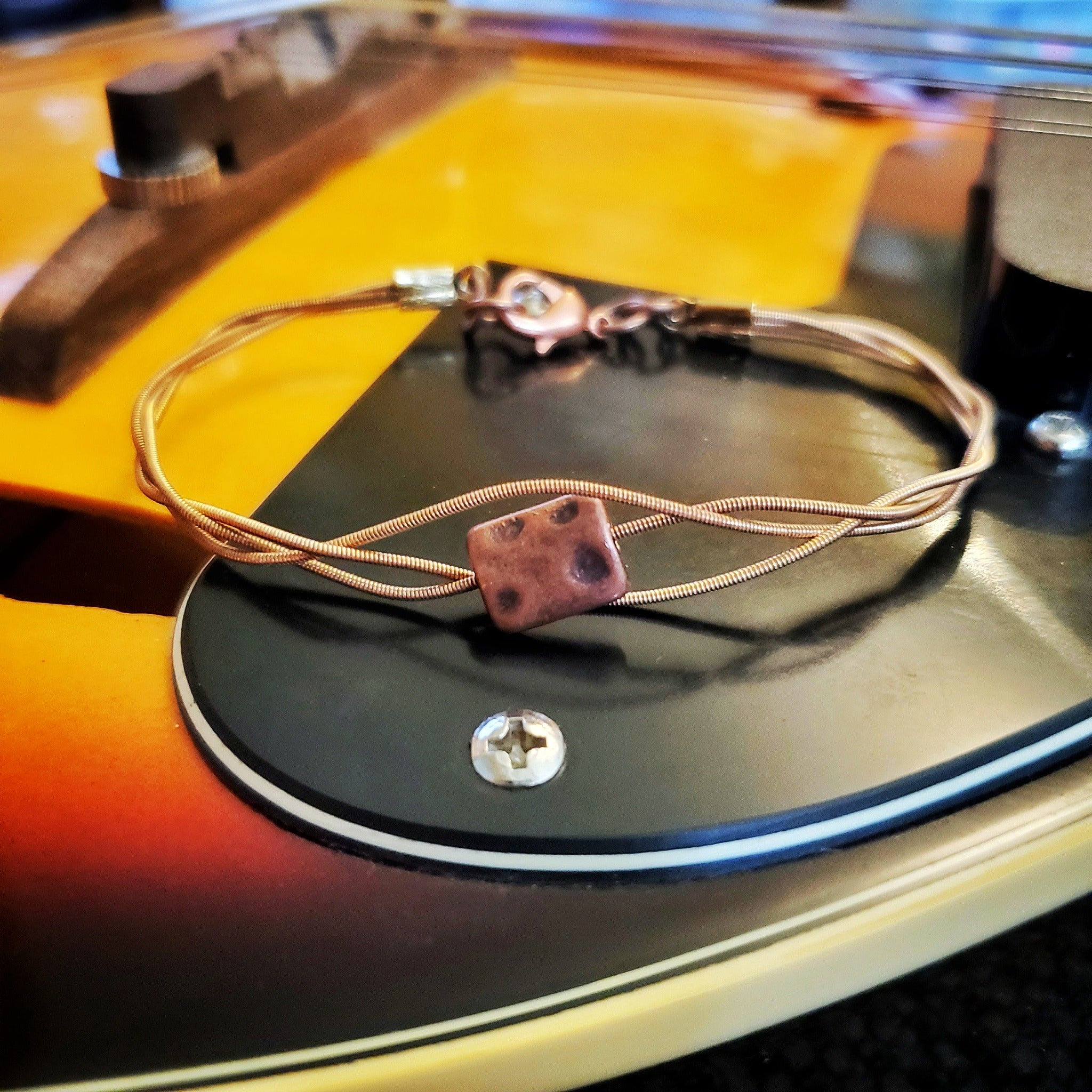 Bracelet de style fermoir tressé en cordes de mandoline avec perle carrée