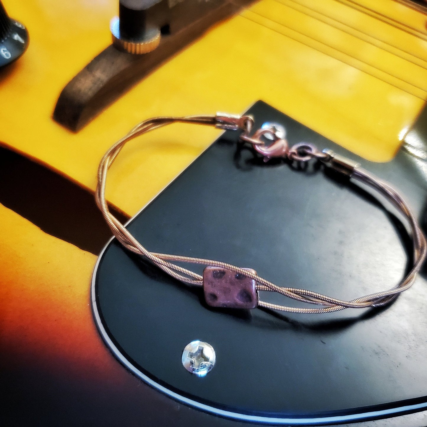 Bracelet de style fermoir tressé en cordes de mandoline avec perle carrée
