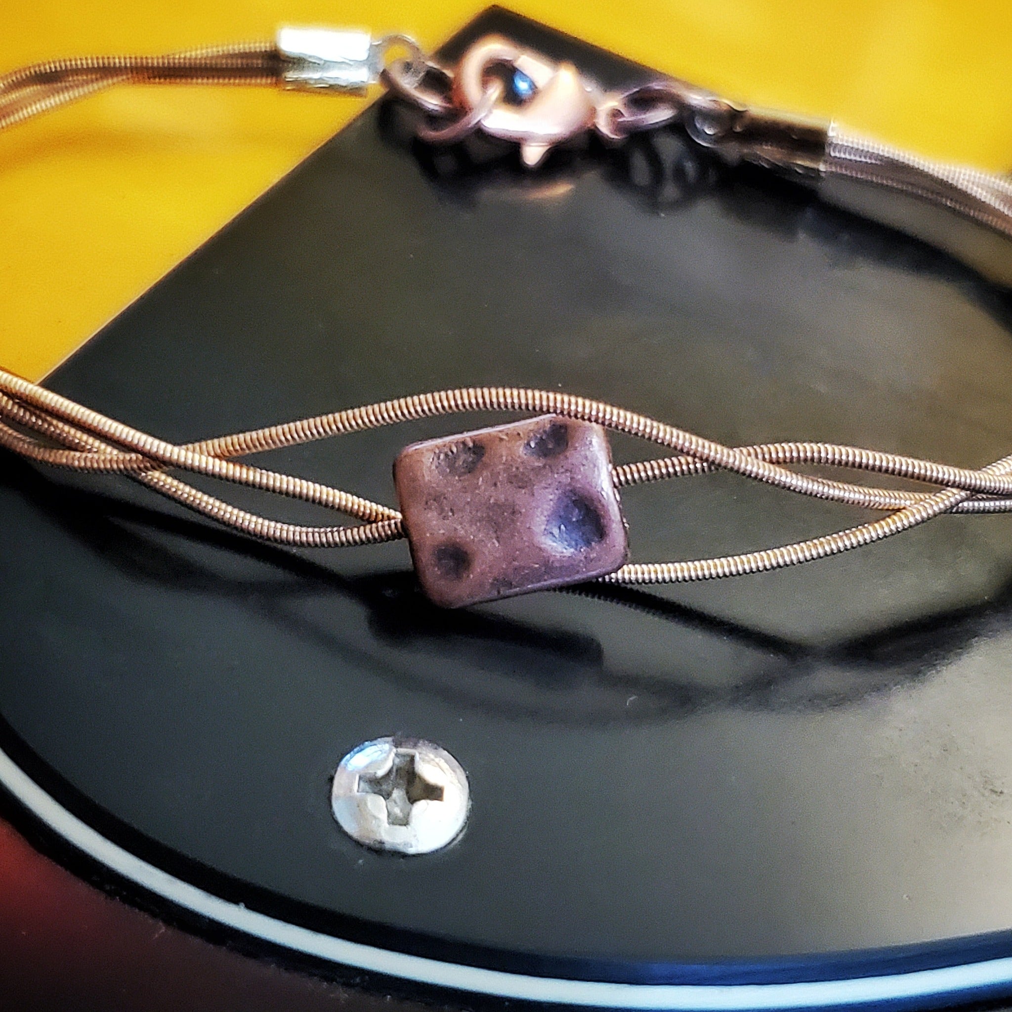 Bracelet de style fermoir tressé en cordes de mandoline avec perle carrée