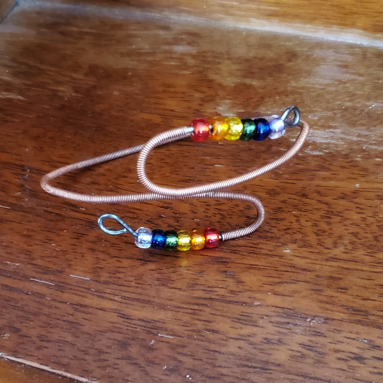 Ensemble de bijoux collier et bracelet de fierté LGBTQ+ en cordes de piano