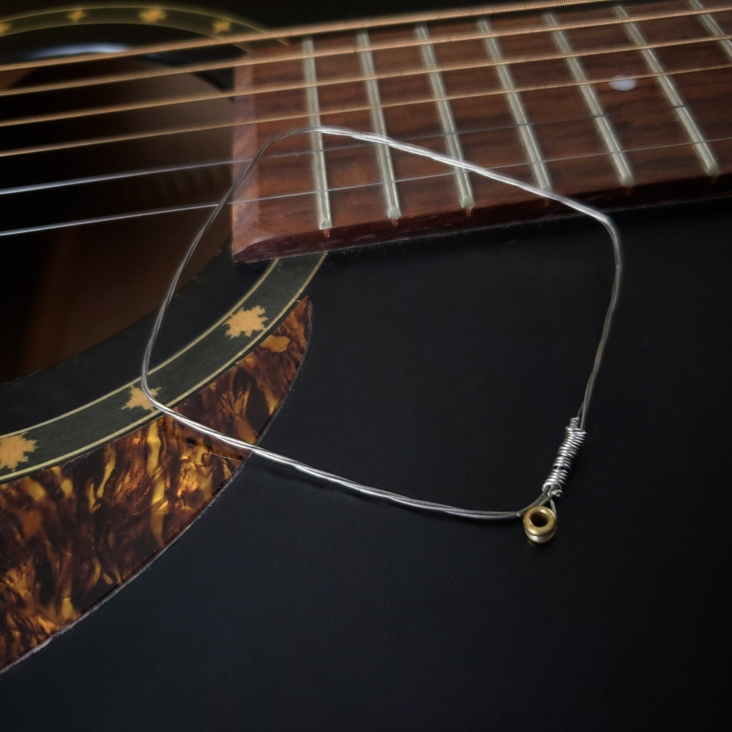 Bracelet carré en cordes de guitare