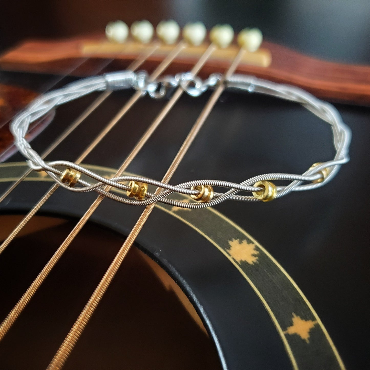 Bracelet tressé or et argenté en corde et bout de cordes de guitare