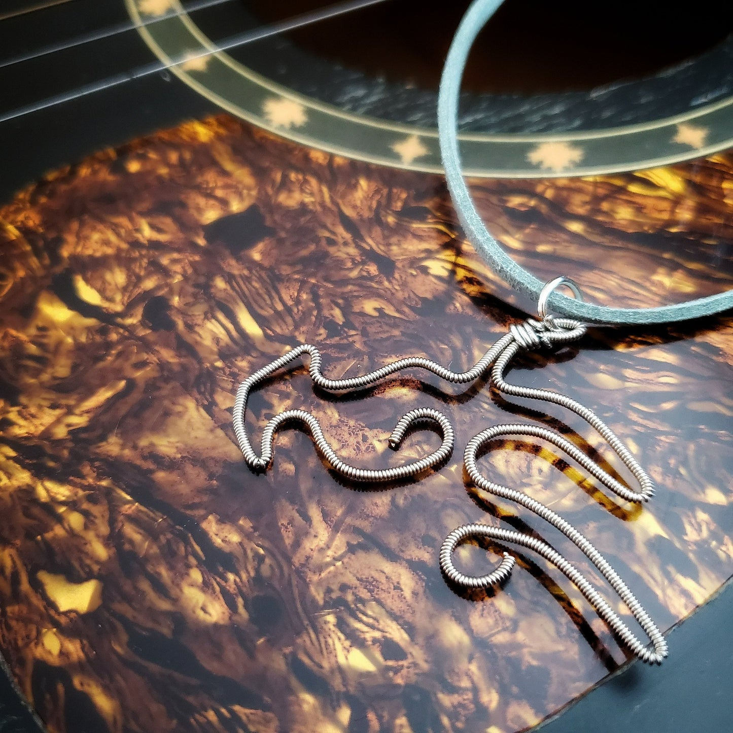 Collier tête de dragon en corde de guitare suryclée