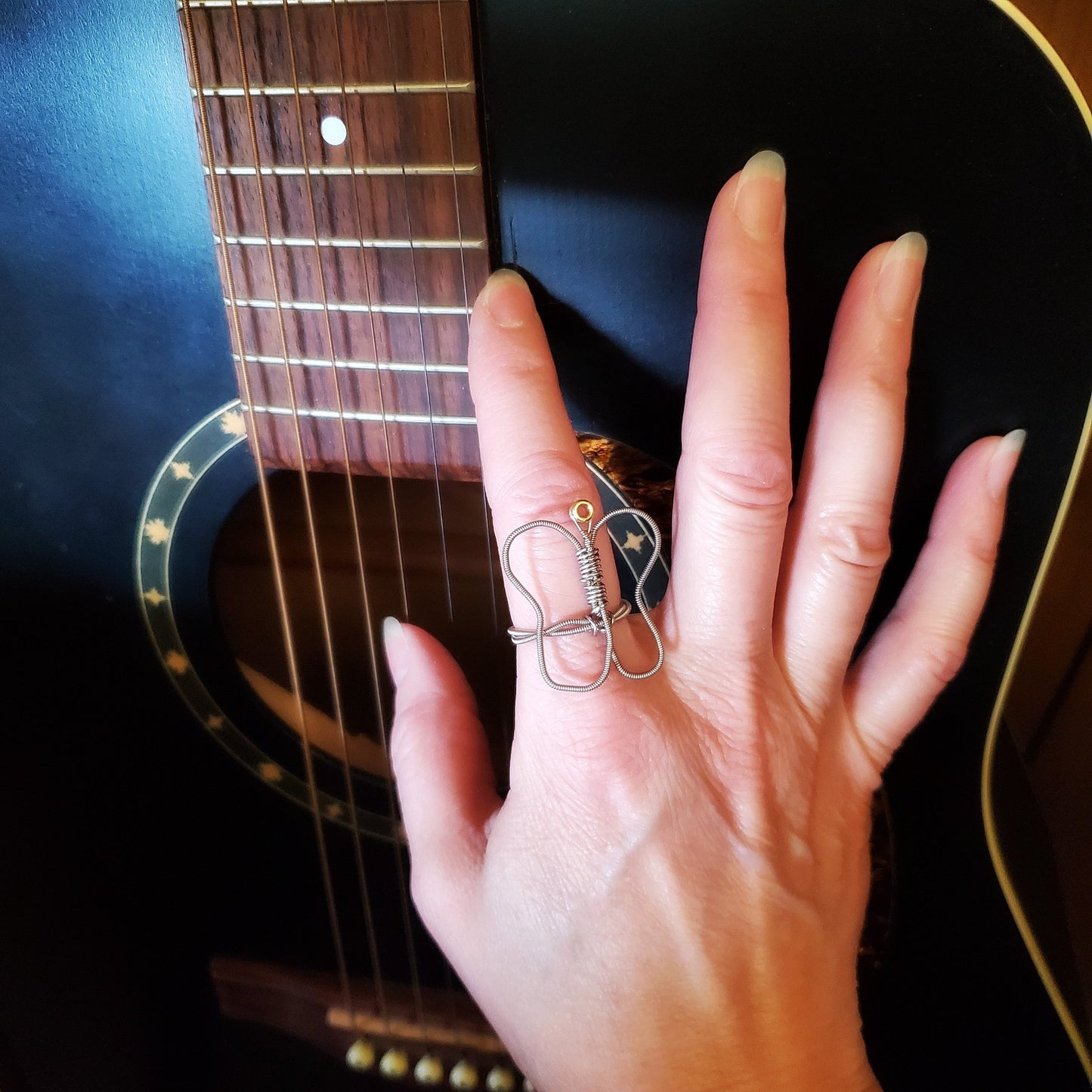 Bague papillon en corde de guitare 