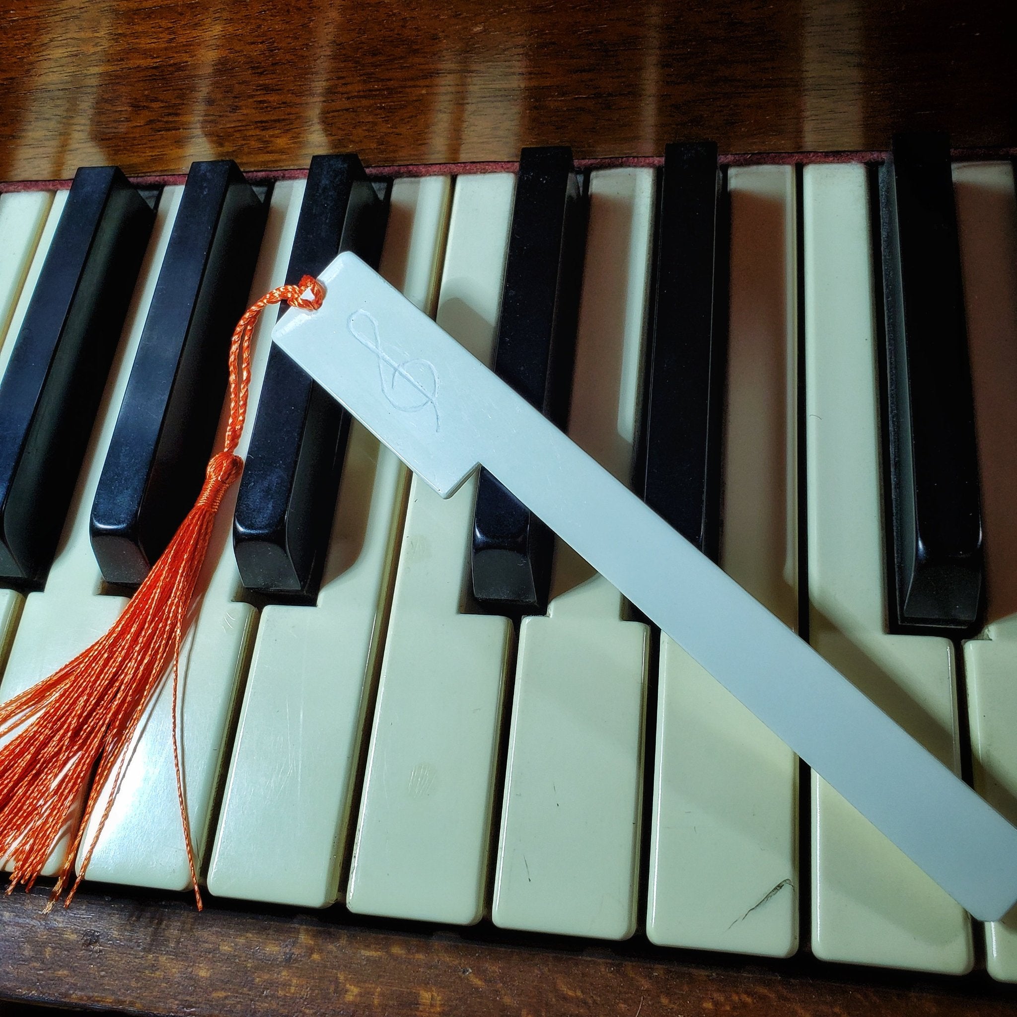 Signet en touche de piano blanc surcyclée