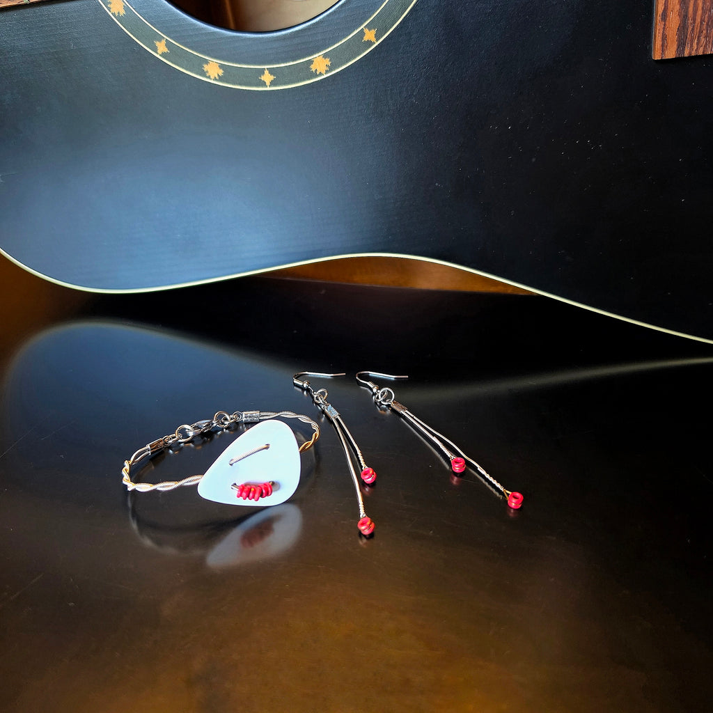 Ensemble bracelet et boucles d’oreilles en cordes de guitare avec embouts rouges