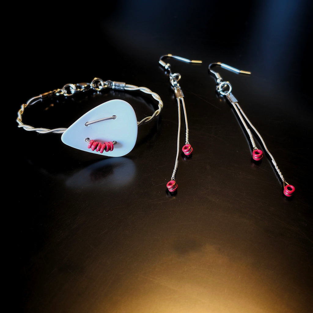 Ensemble bracelet et boucles d’oreilles en cordes de guitare avec embouts rouges