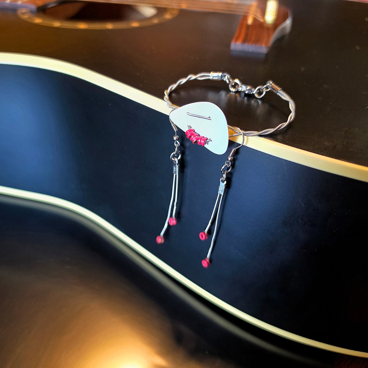 Ensemble bracelet et boucles d’oreilles en cordes de guitare avec embouts rouges