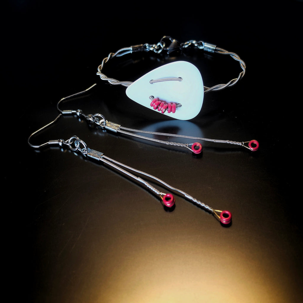 Ensemble bracelet et boucles d’oreilles en cordes de guitare avec embouts rouges