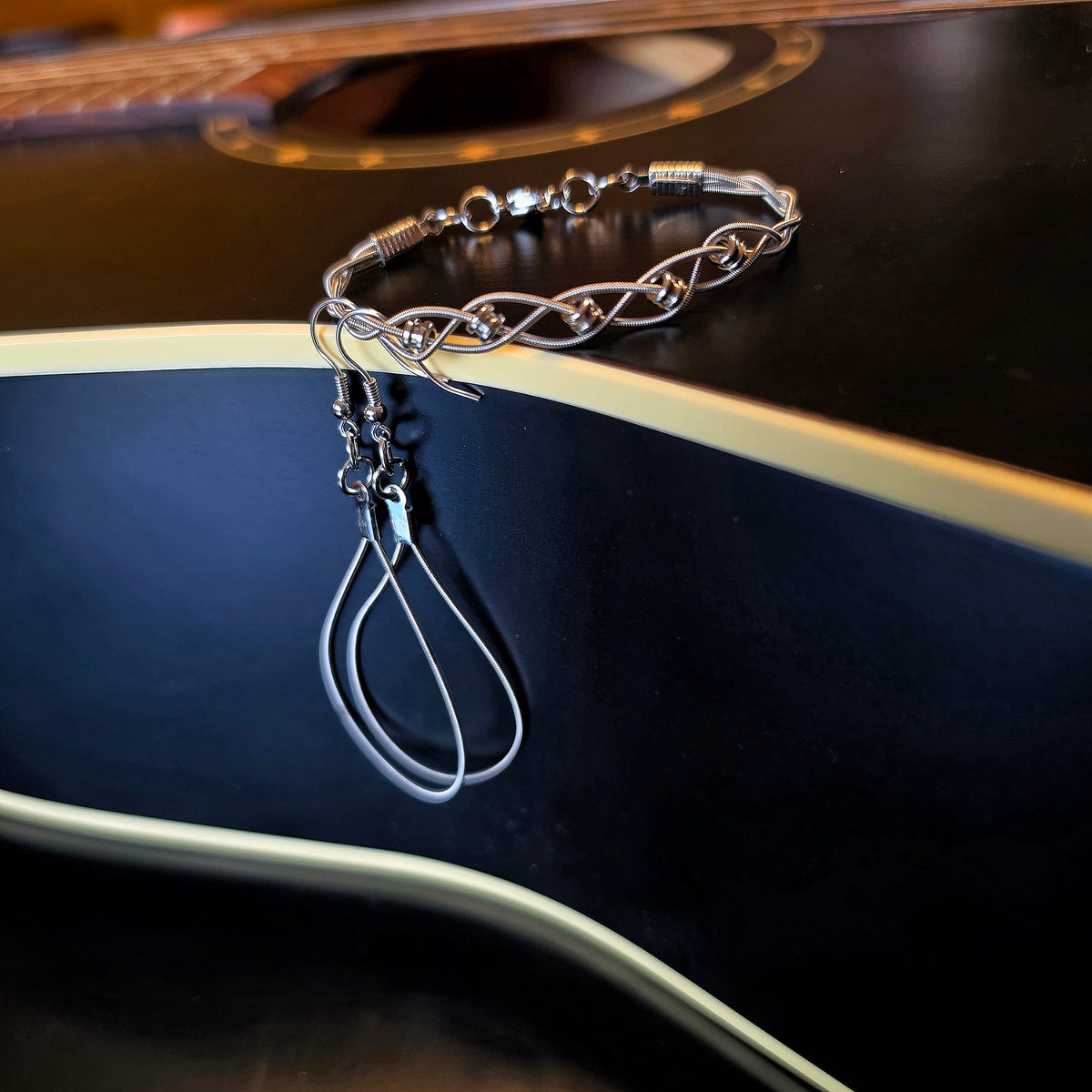 Ensemble de bijoux avec bracelet en corde de guitare à embouts et boucles d’oreilles en forme de goutte