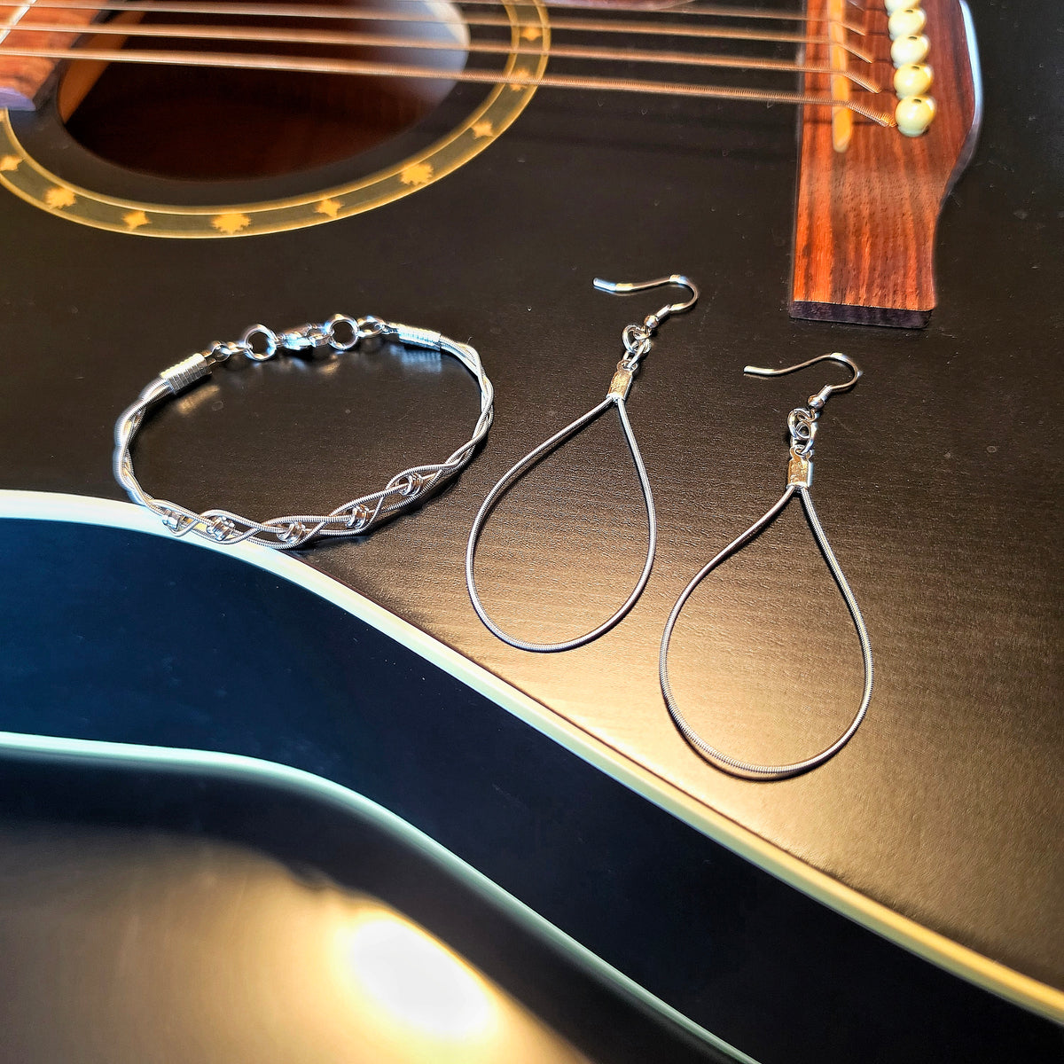 Ensemble de bijoux avec bracelet en corde de guitare à embouts et boucles d’oreilles en forme de goutte