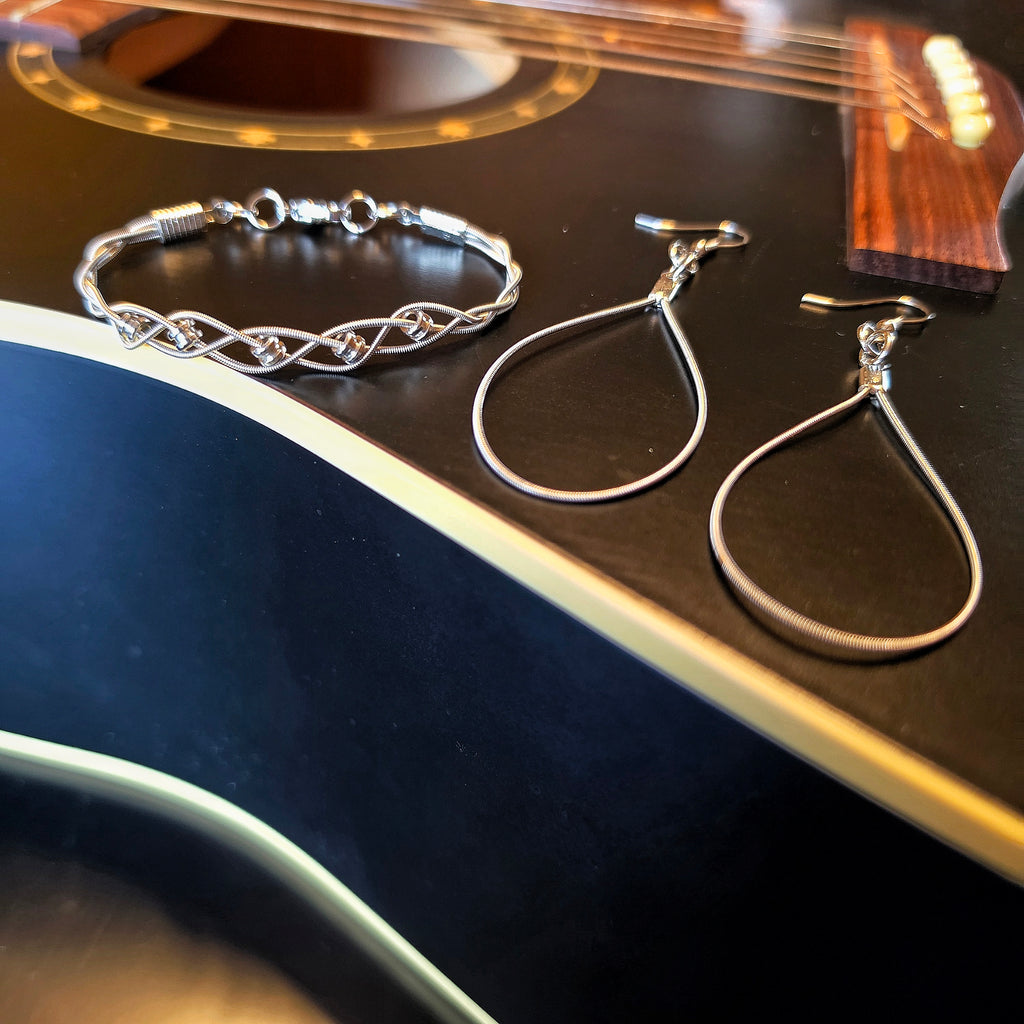 Ensemble de bijoux avec bracelet en corde de guitare à embouts et boucles d’oreilles en forme de goutte