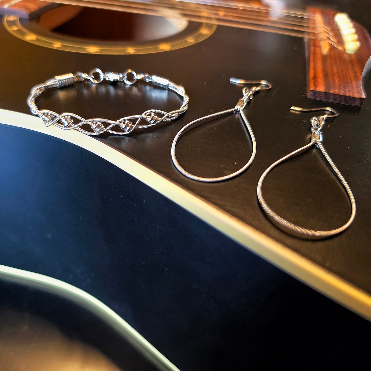 Ensemble de bijoux avec bracelet en corde de guitare à embouts et boucles d’oreilles en forme de goutte