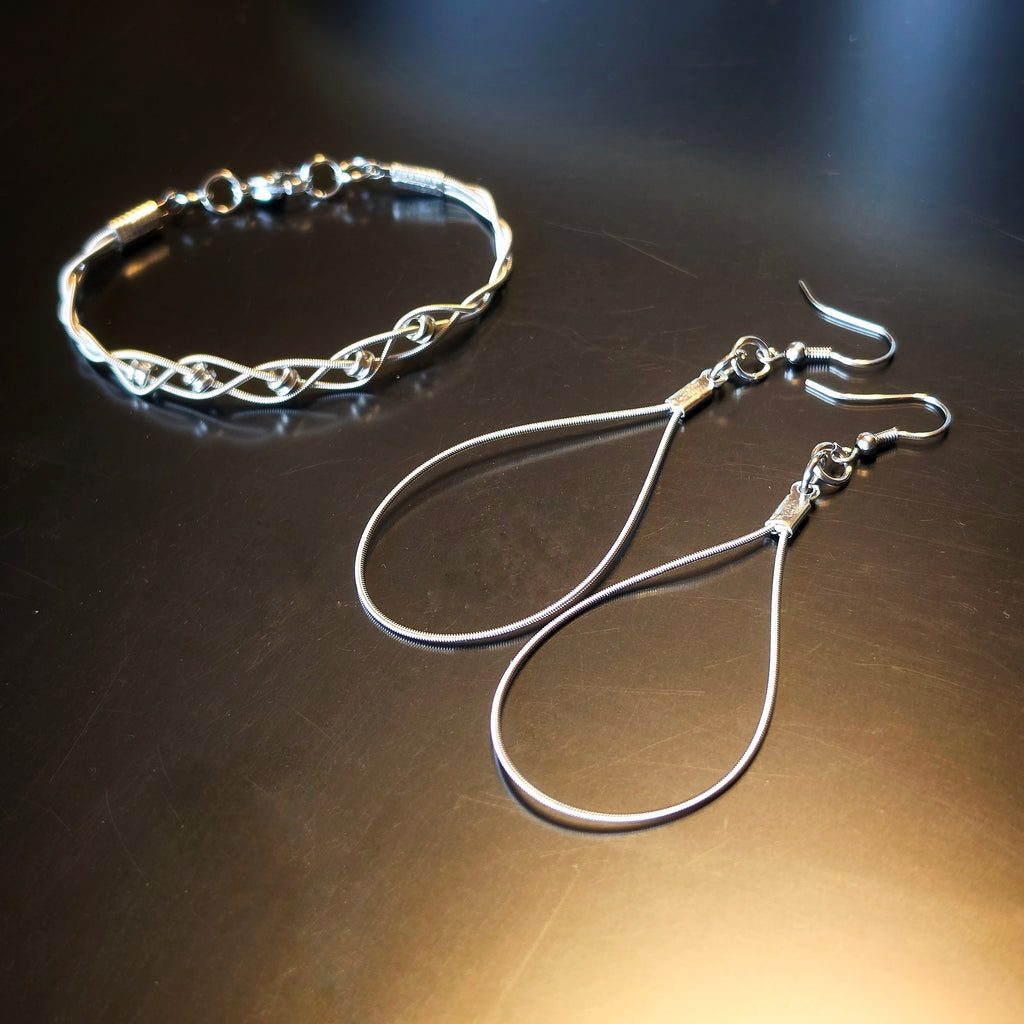 Ensemble de bijoux avec bracelet en corde de guitare à embouts et boucles d’oreilles en forme de goutte