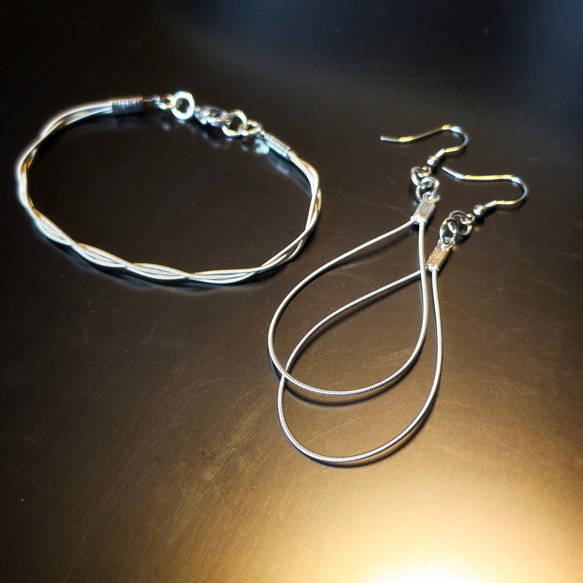 Ensemble de bijoux avec bracelet en cordes de guitare tressées et boucles d’oreilles en forme de goutte