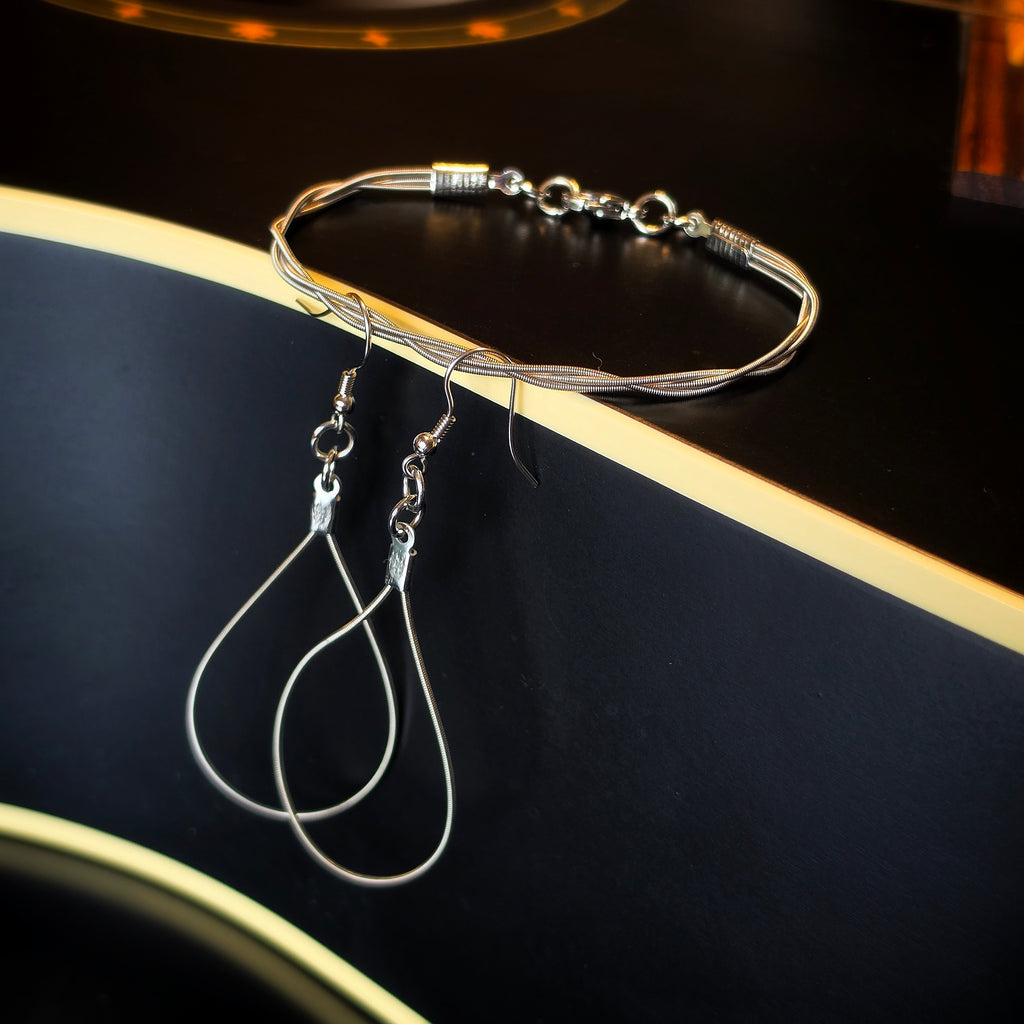 Ensemble de bijoux avec bracelet en cordes de guitare tressées et boucles d’oreilles en forme de goutte