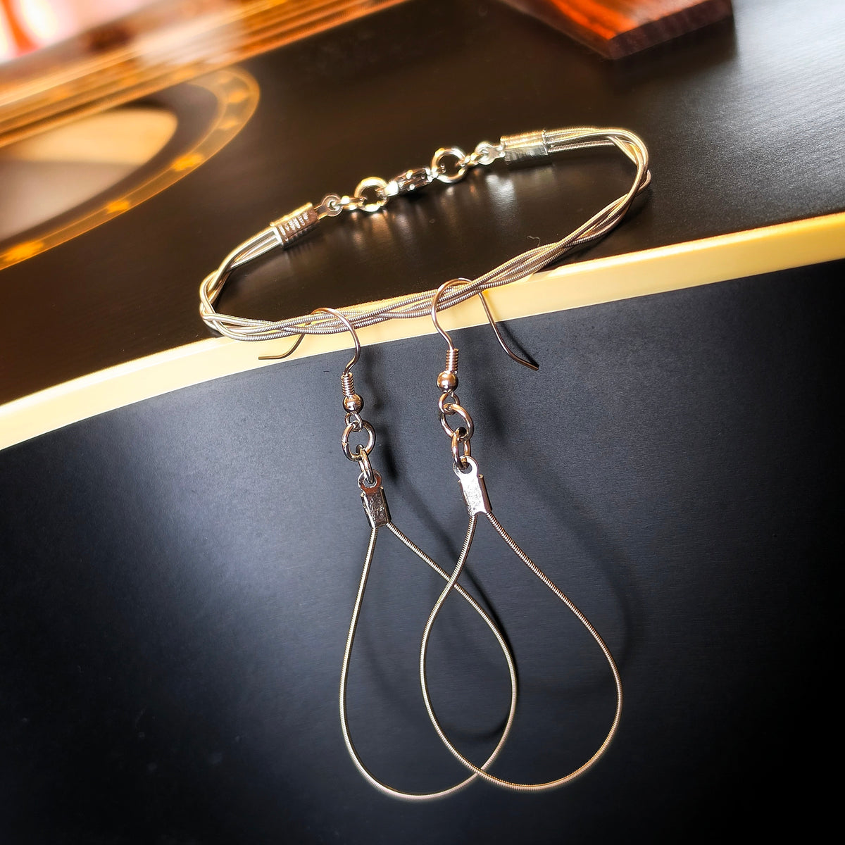 Ensemble de bijoux avec bracelet en cordes de guitare tressées et boucles d’oreilles en forme de goutte