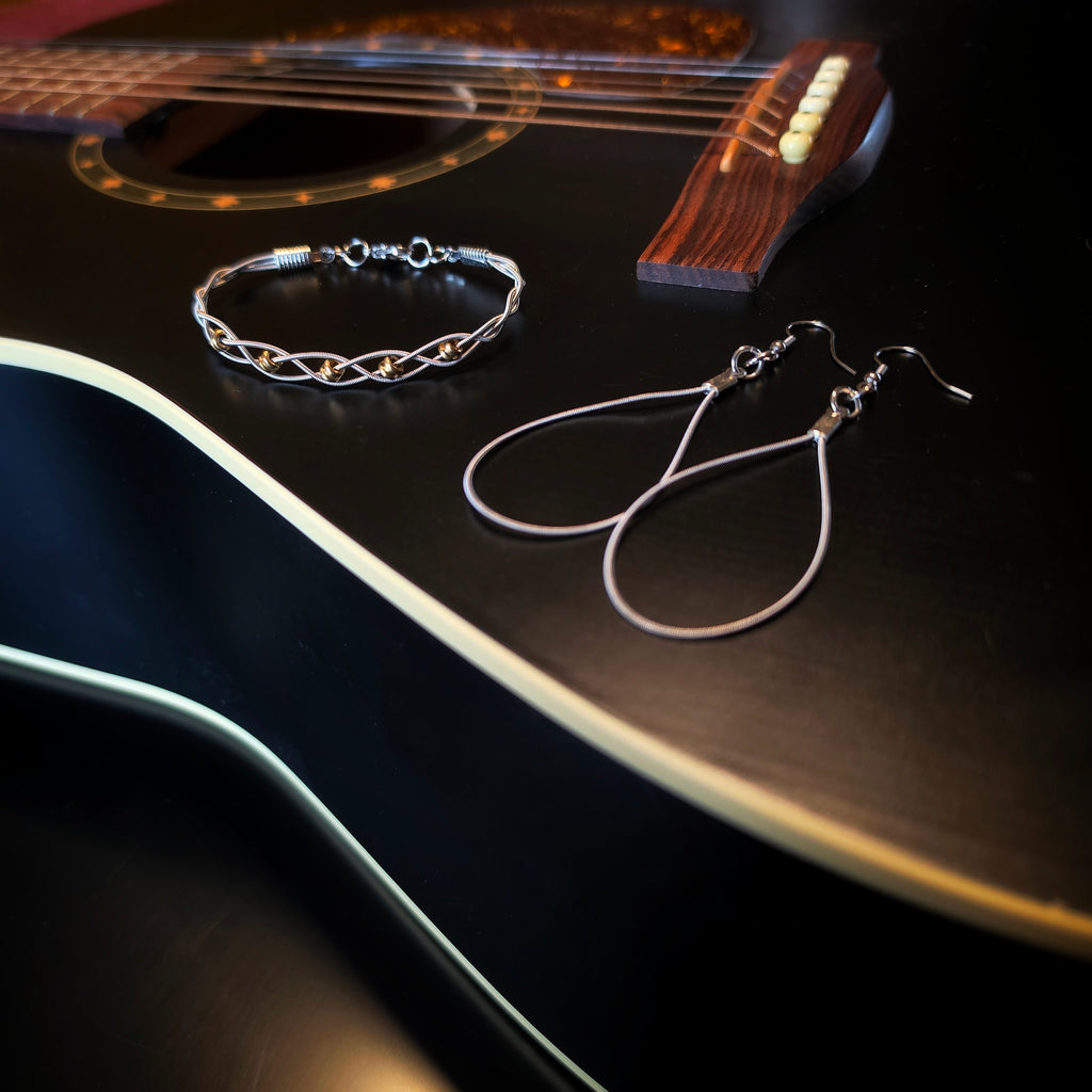 Ensemble de bijoux avec bracelet en corde de guitare à embouts et boucles d’oreilles en forme de goutte
