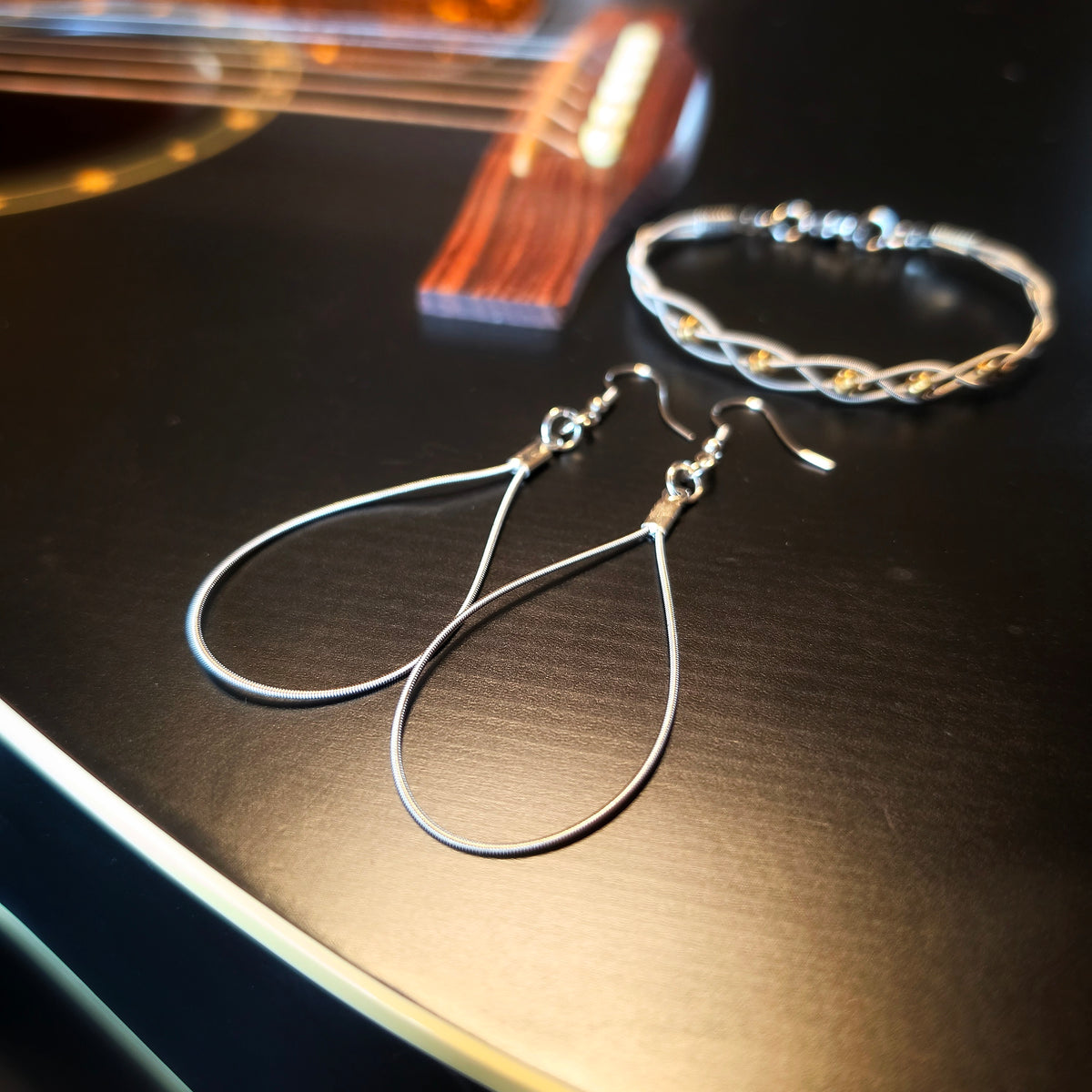Ensemble de bijoux avec bracelet en corde de guitare à embouts et boucles d’oreilles en forme de goutte