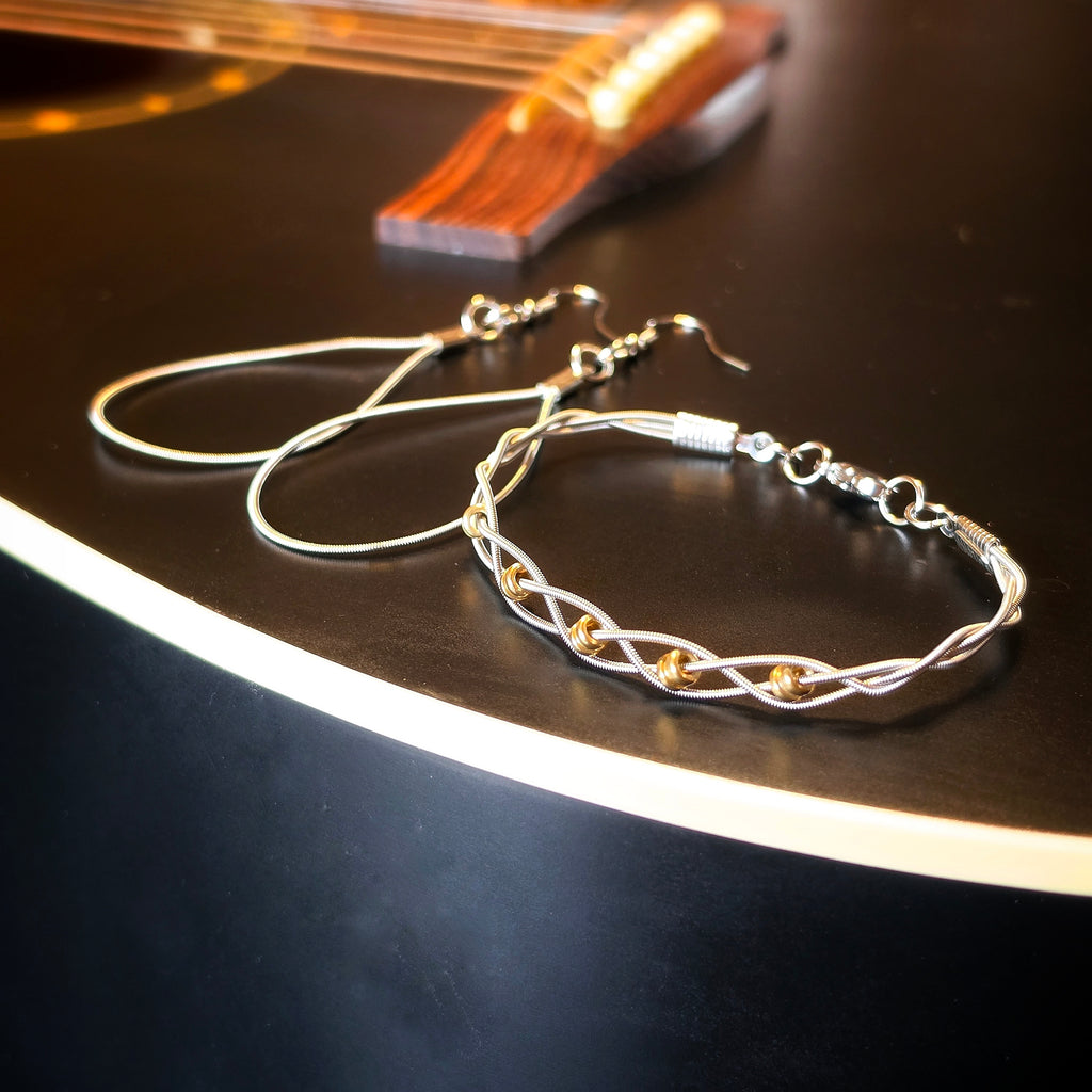 Ensemble de bijoux avec bracelet en corde de guitare à embouts et boucles d’oreilles en forme de goutte