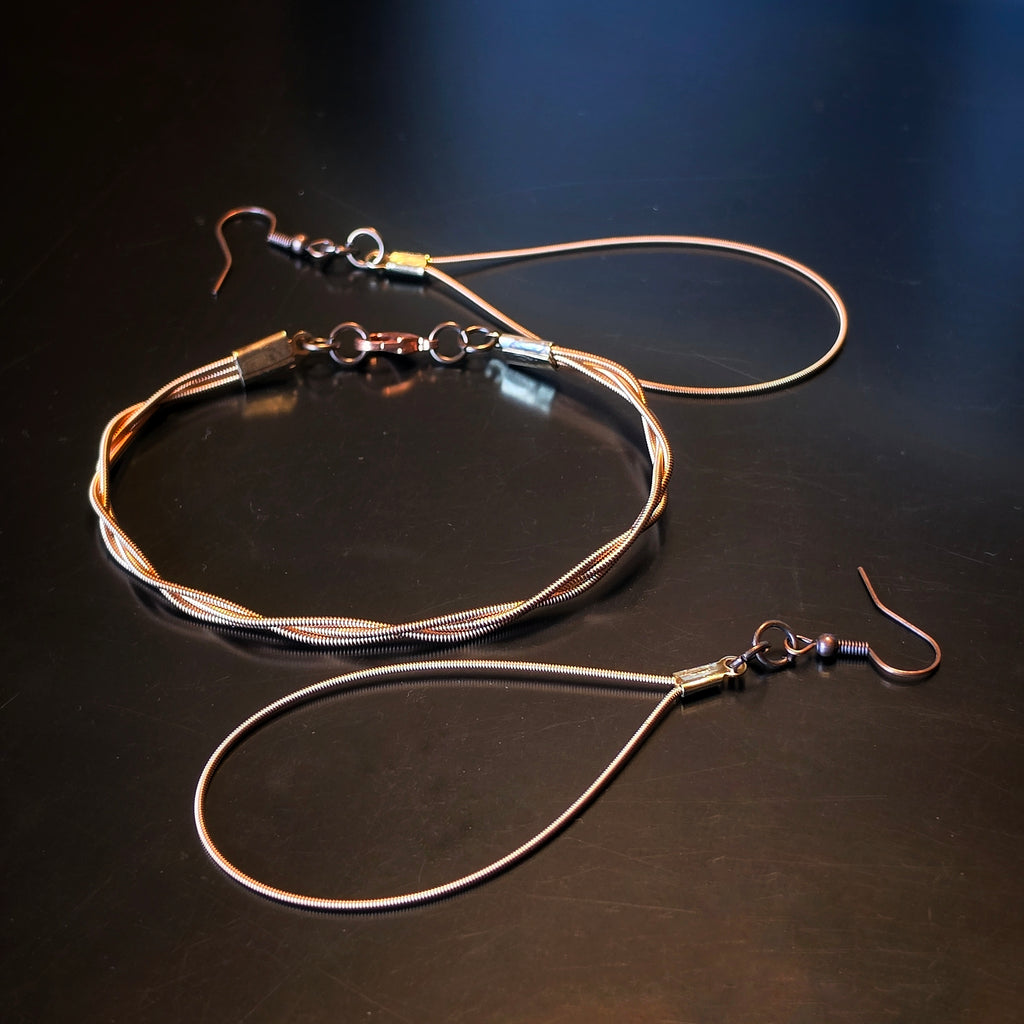 Ensemble de bijoux avec bracelet en cordes de guitare tressées et boucles d’oreilles en forme de goutte