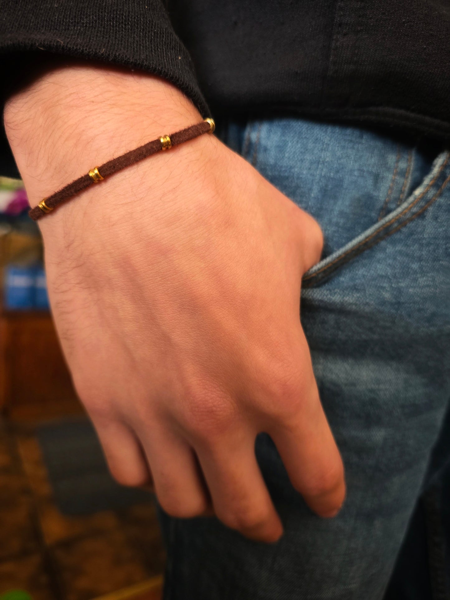 Bracelet en suède (ou alternative au suede) ajustable avec bout de cordes de guitare