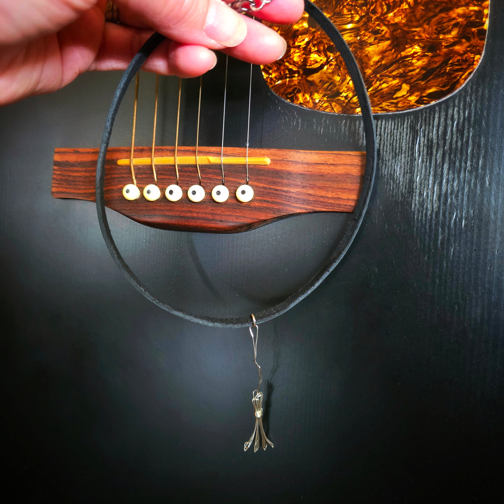 Collier balai de sorcière en cuir et cordes de guitare