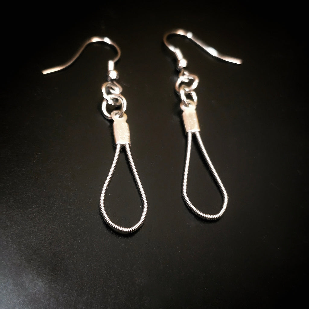 Petites boucles d’oreilles en cordes de guitare en forme de larme