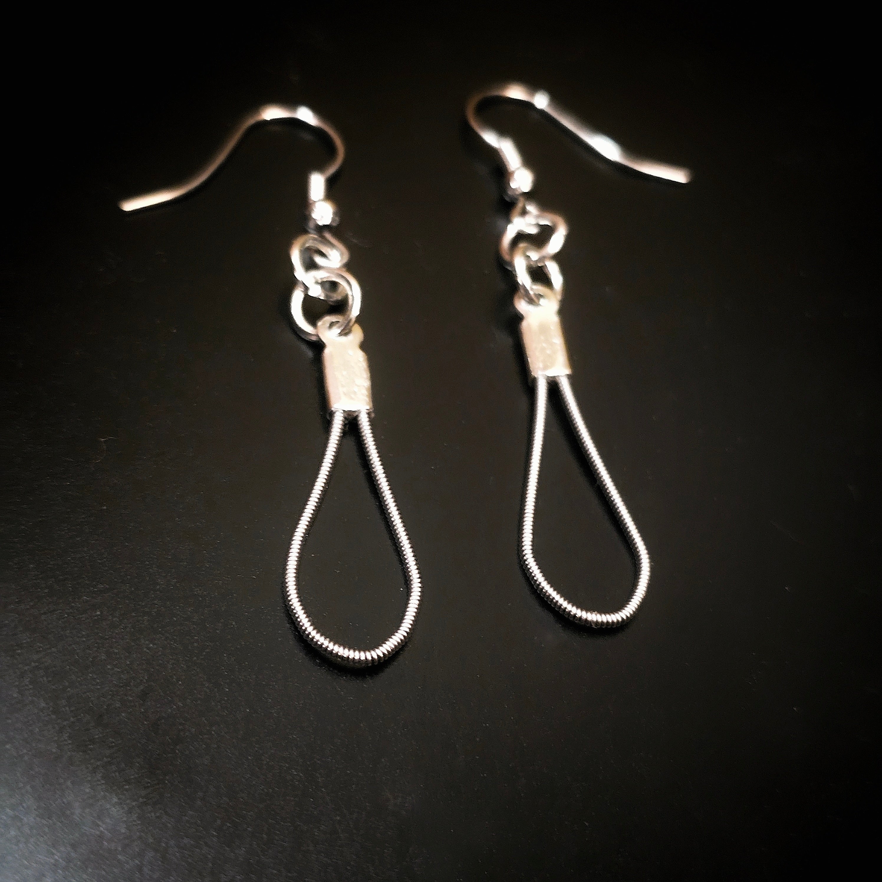 Petites boucles d’oreilles en cordes de guitare en forme de larme