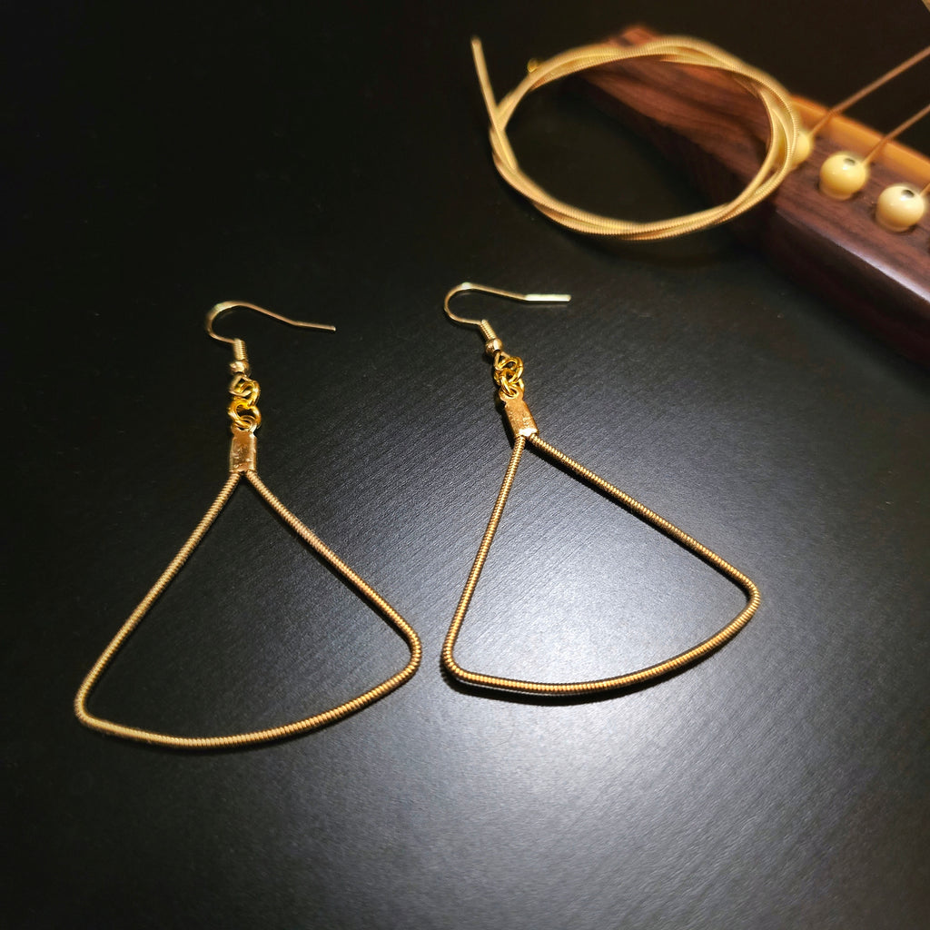 Boucles d'oreilles géométriques en cordes de guitare