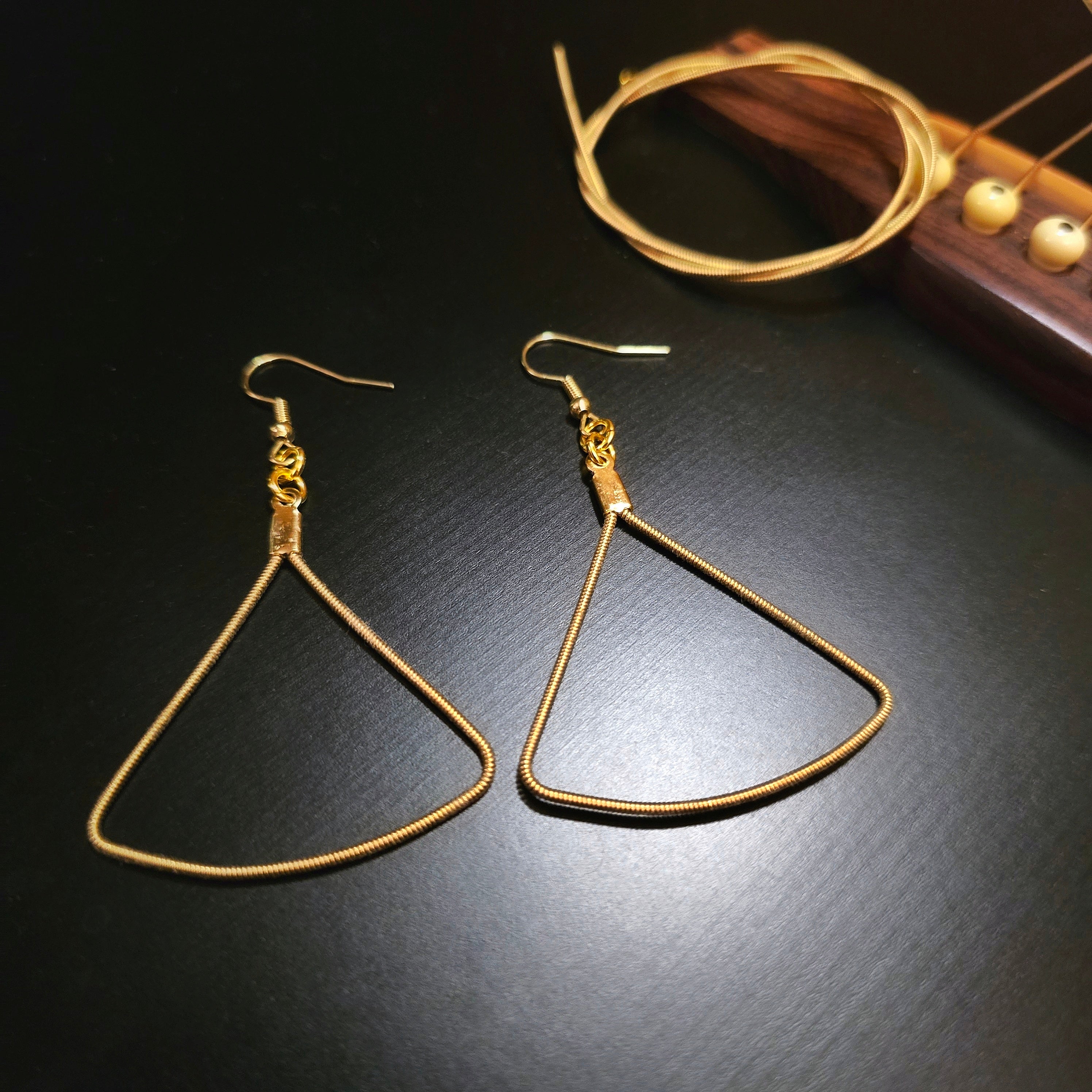 Boucles d'oreilles géométriques en cordes de guitare