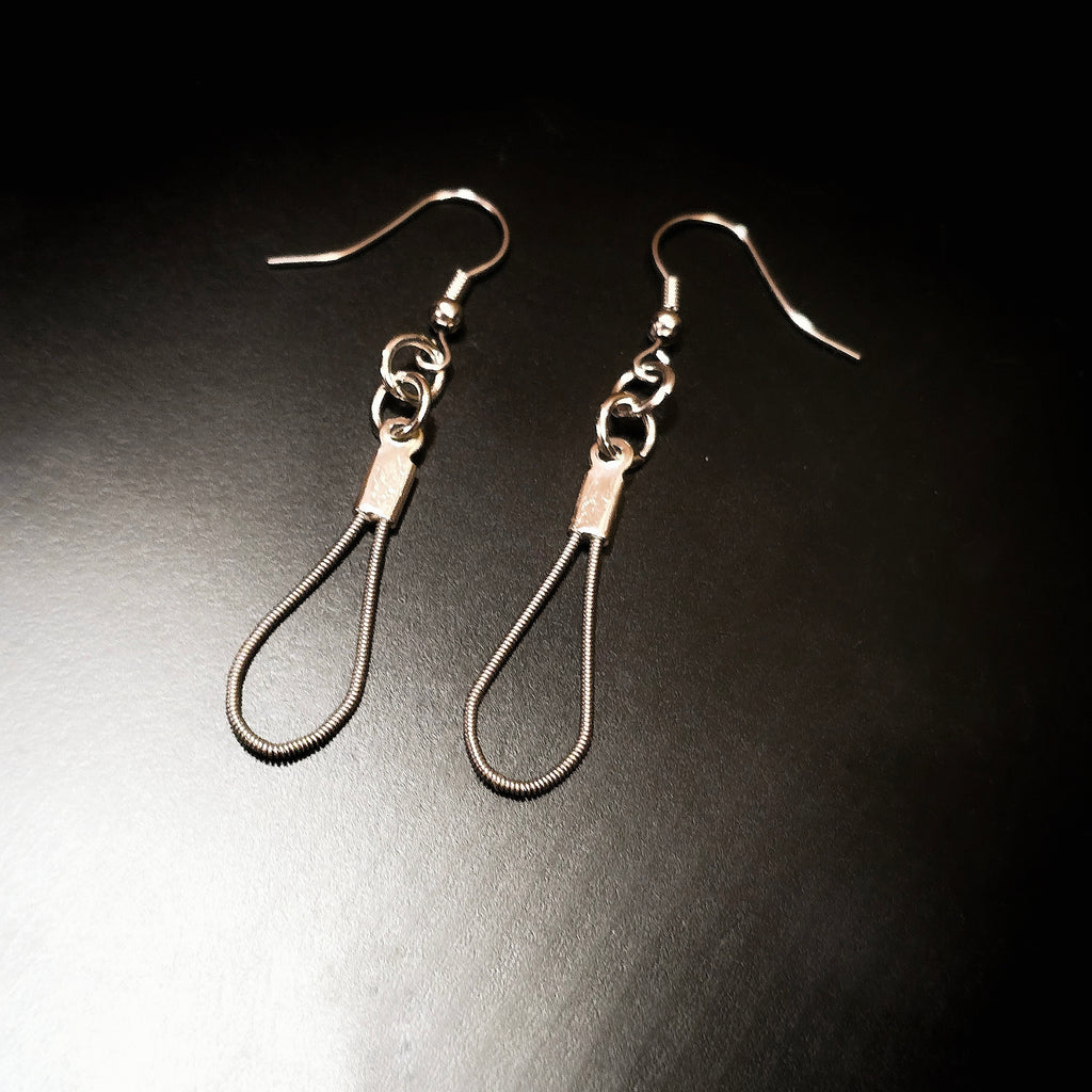 Petites boucles d’oreilles en cordes de guitare en forme de larme